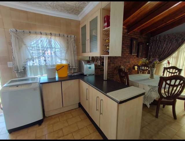 4 BEDROOM HOUSE FOR SALE IN THE ORCHARDS